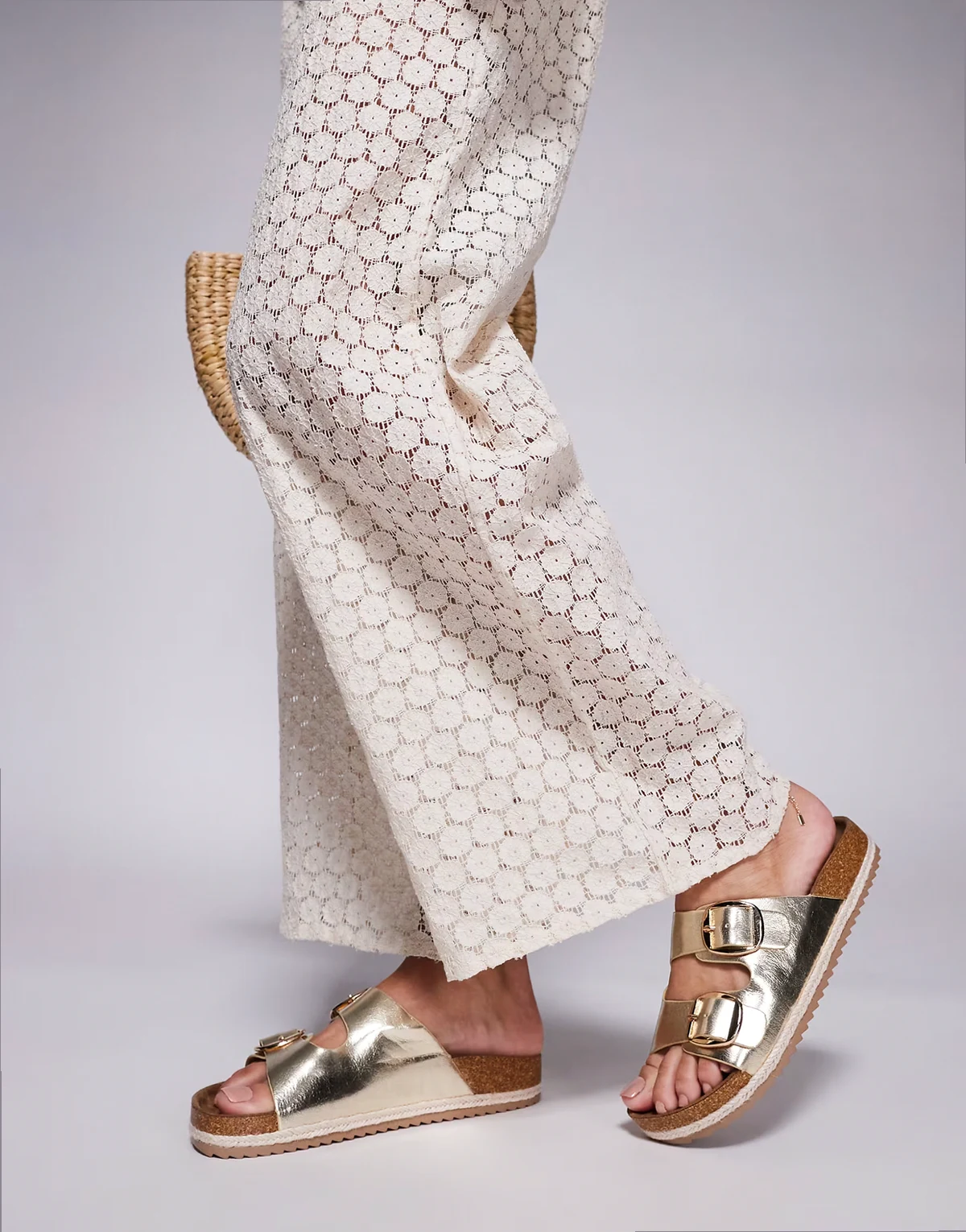 – Espadrilles-Sandalen in Gold mit zwei Schnallen