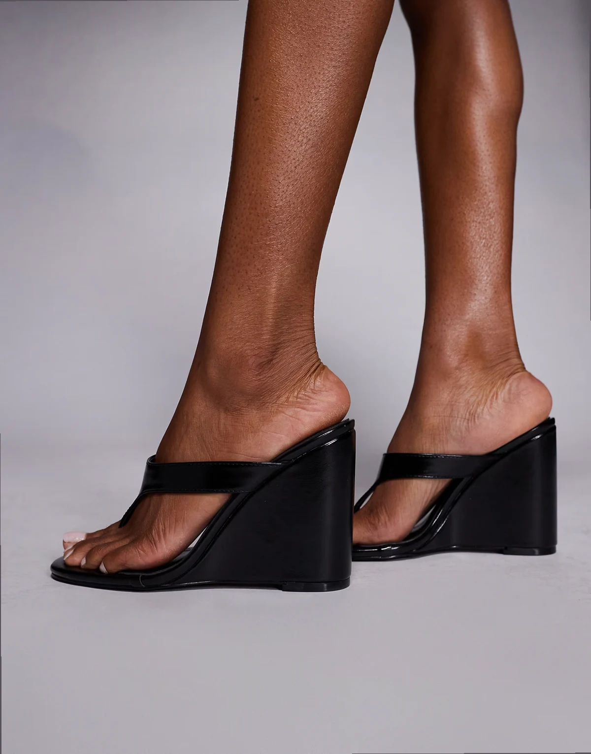 Simmi London – Jodie – Sandalen in Schwarz mit Keilabsatz