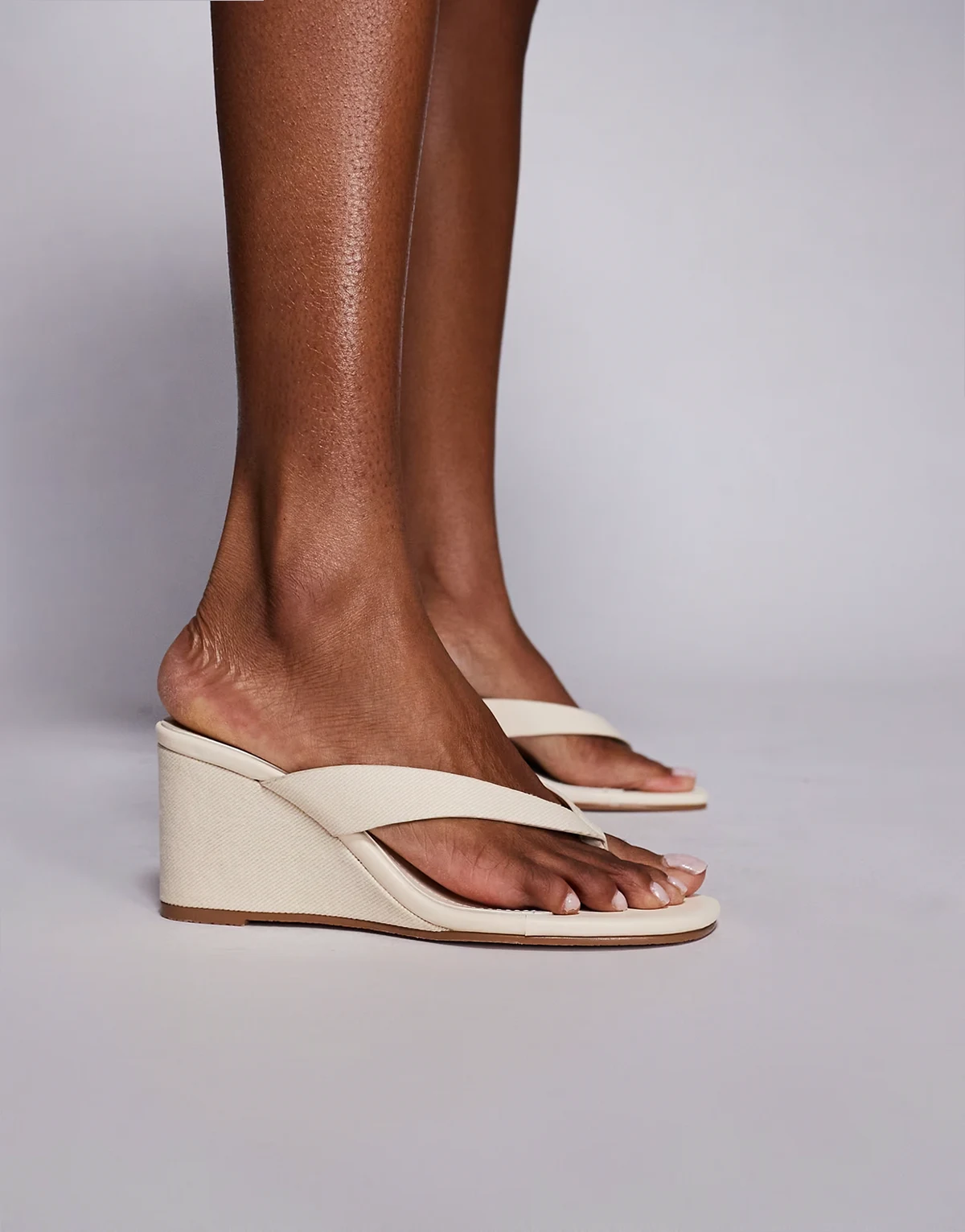 Simmi London – Jules – Sandalen aus Denim in Beige mit Keilabsatz