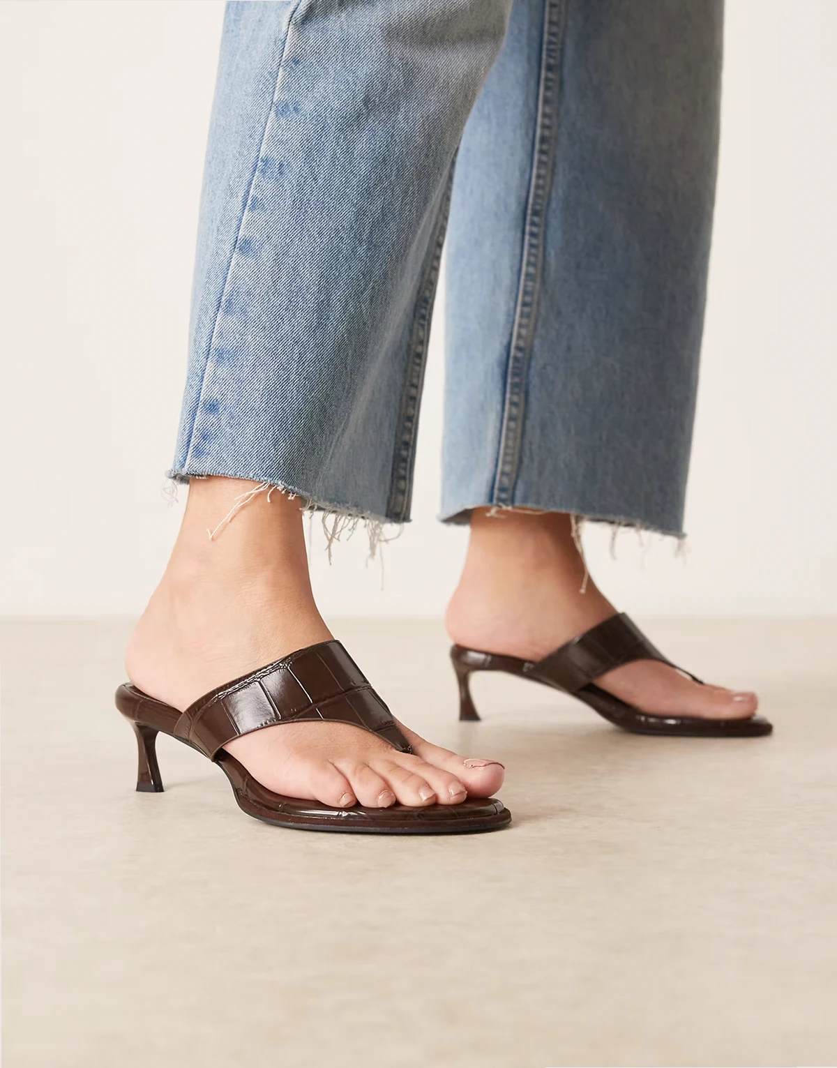 – Horizon – Zehenstegsandaletten in Kroko-Schokobraun mit dicker Sohle und Kitten Heels