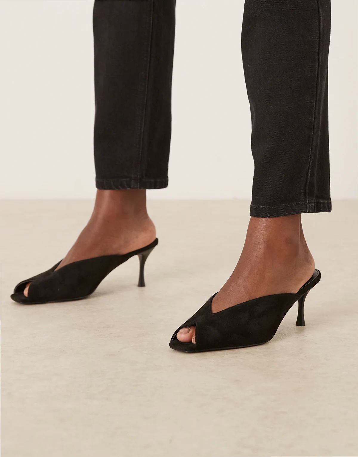 – Sonika – Pantoletten aus schwarzem Wildlederimitat mit Kitten-Absatz