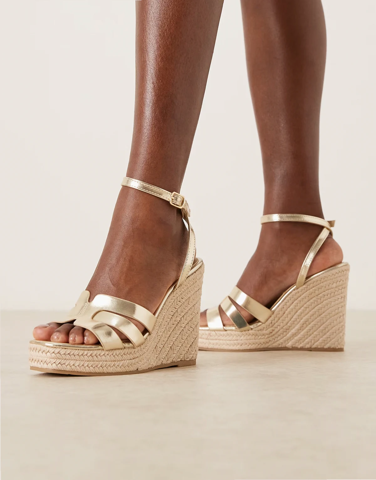– Espadrilles-Sandalen in Gold mit Keilabsatz, weite Passform