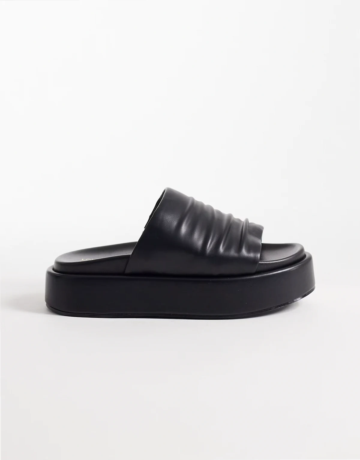 – Slider in Schwarz mit flacher Plateausohle, weite Passform