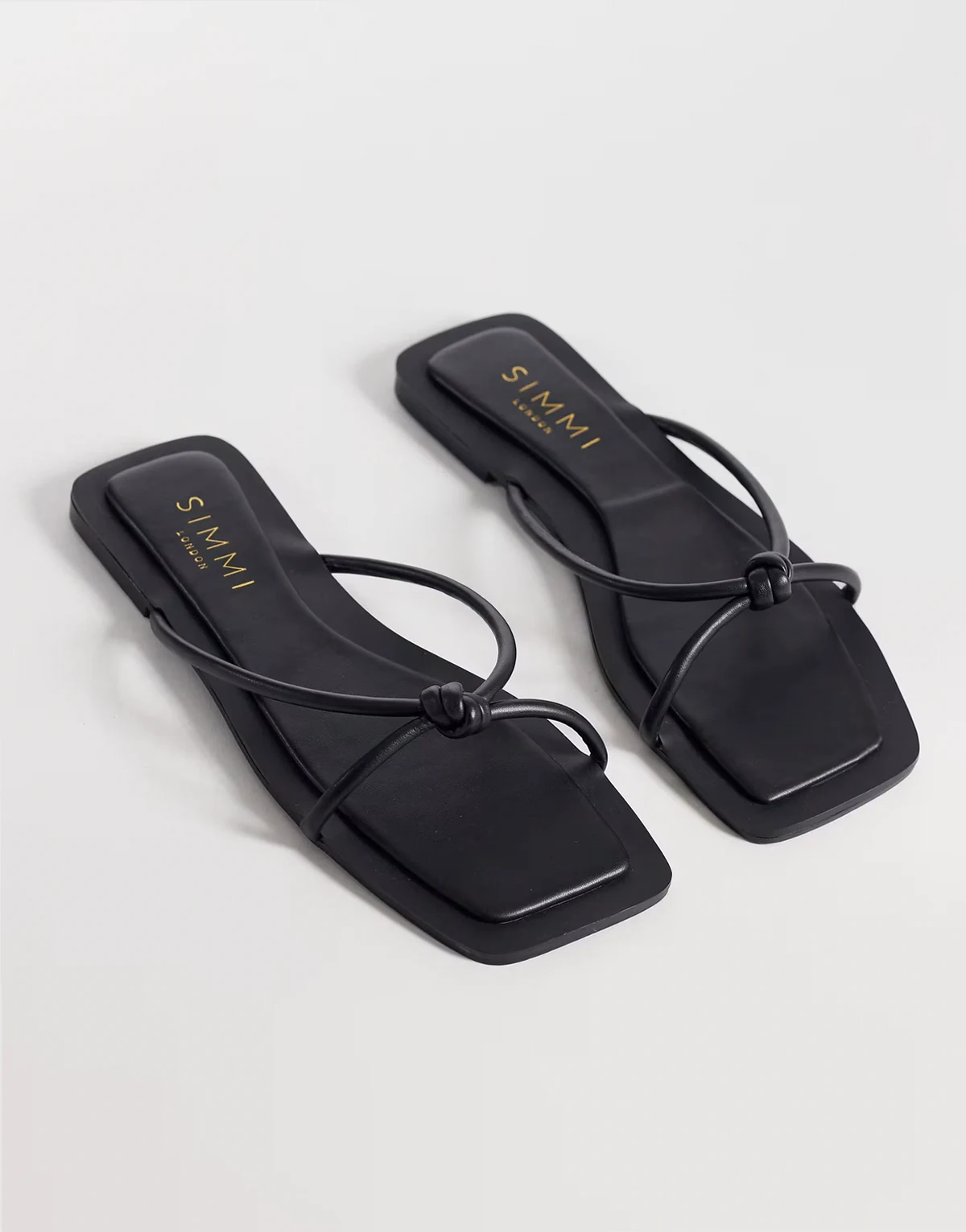 Simmi London Wide Fit – Cola – Czarne płaskie sandały z węzłem