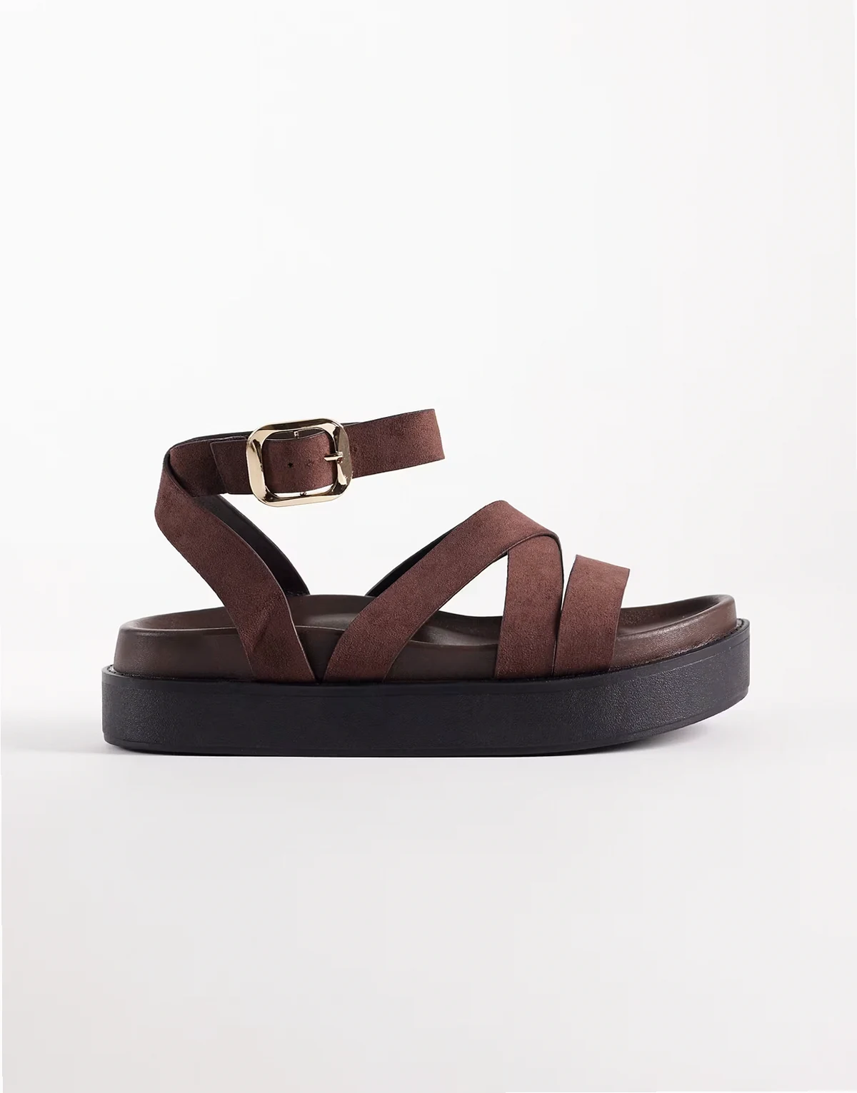 – Brązowe sandały z pasków na płaskiej platformie z imitacji zamszu
