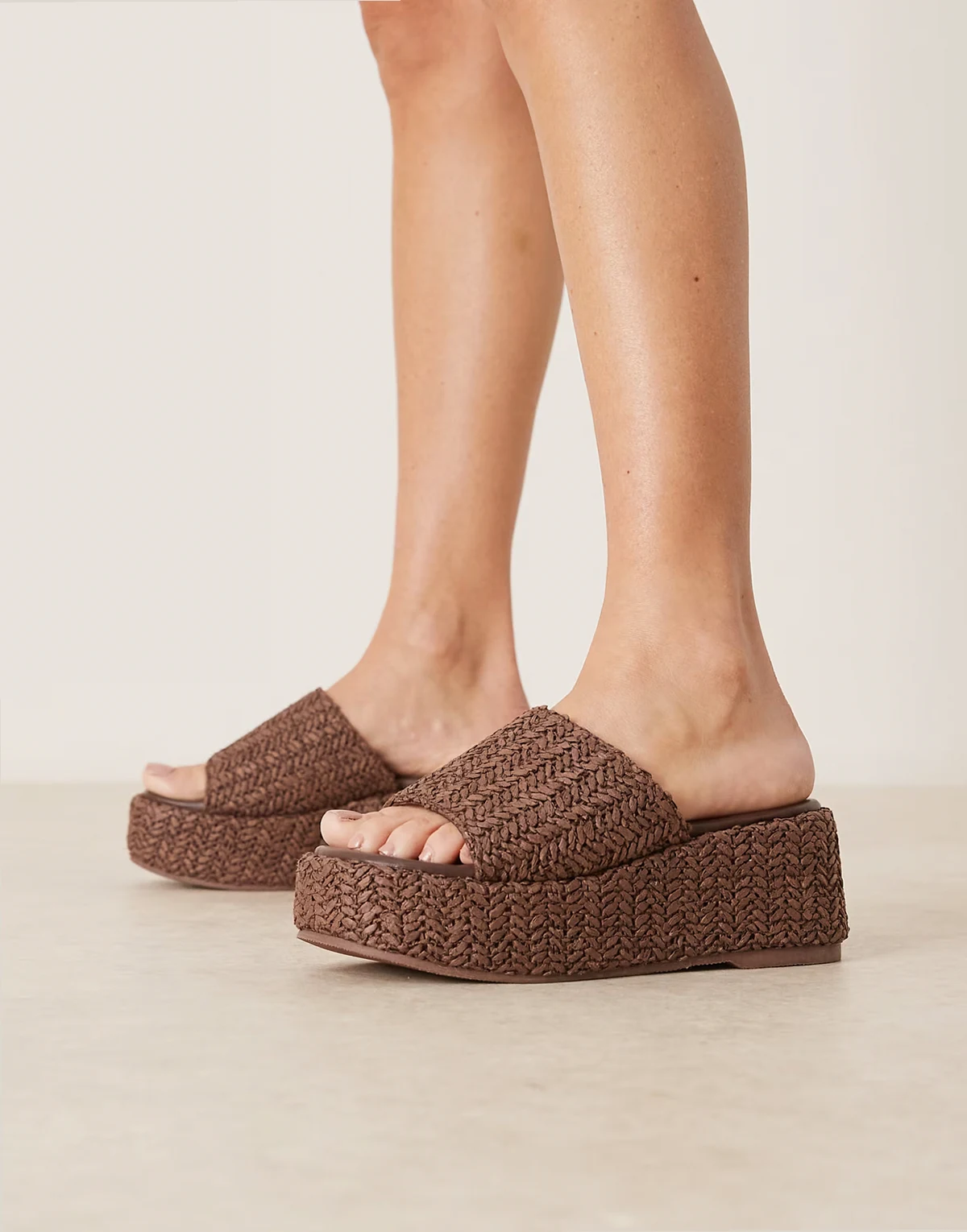 – Teagan – Czekoladowe koturny z rafii z wkładką na płaskiej platformie