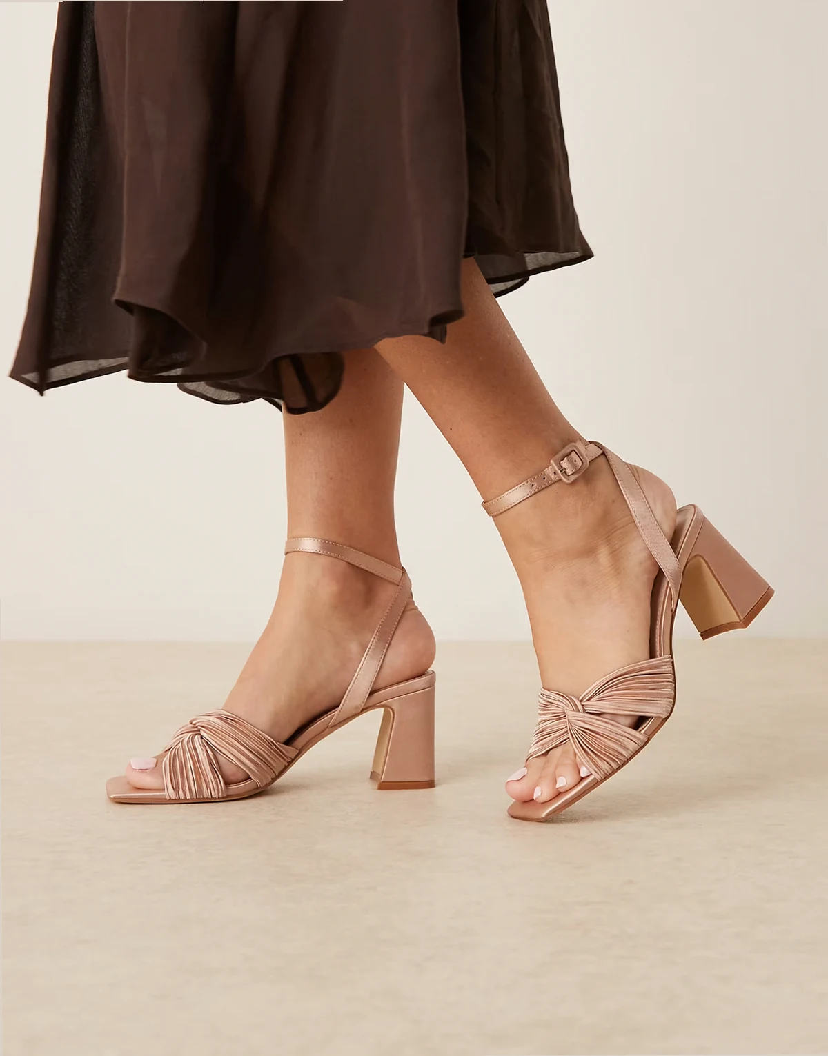 – Bridal – Divaa – Plissee-Sandaletten aus Satin in Altrosa mit Blockabsatz