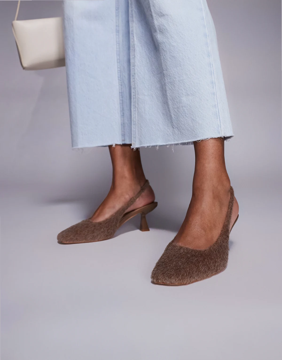 SIMMI London – Dorothy – Ciemnobeżowe buty na obcasie paskiem za piętą z imitacji końskiego włosia