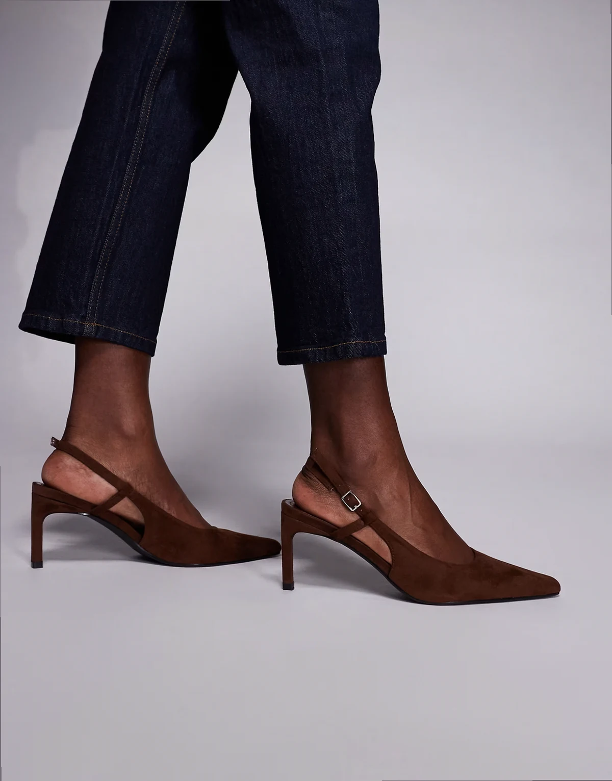 – Salsa – Schuhe aus Wildlederimitat in Braun mit Fersenriemchen und Kitten-Absatz