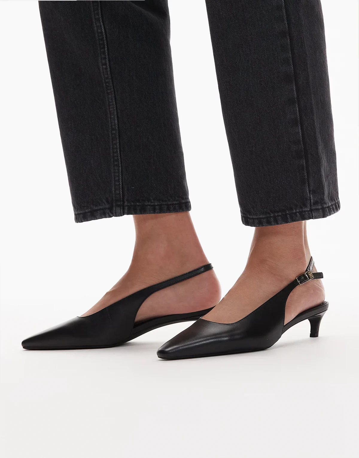 – Pumps in Schwarz mit Fersenriemchen und Schnalle