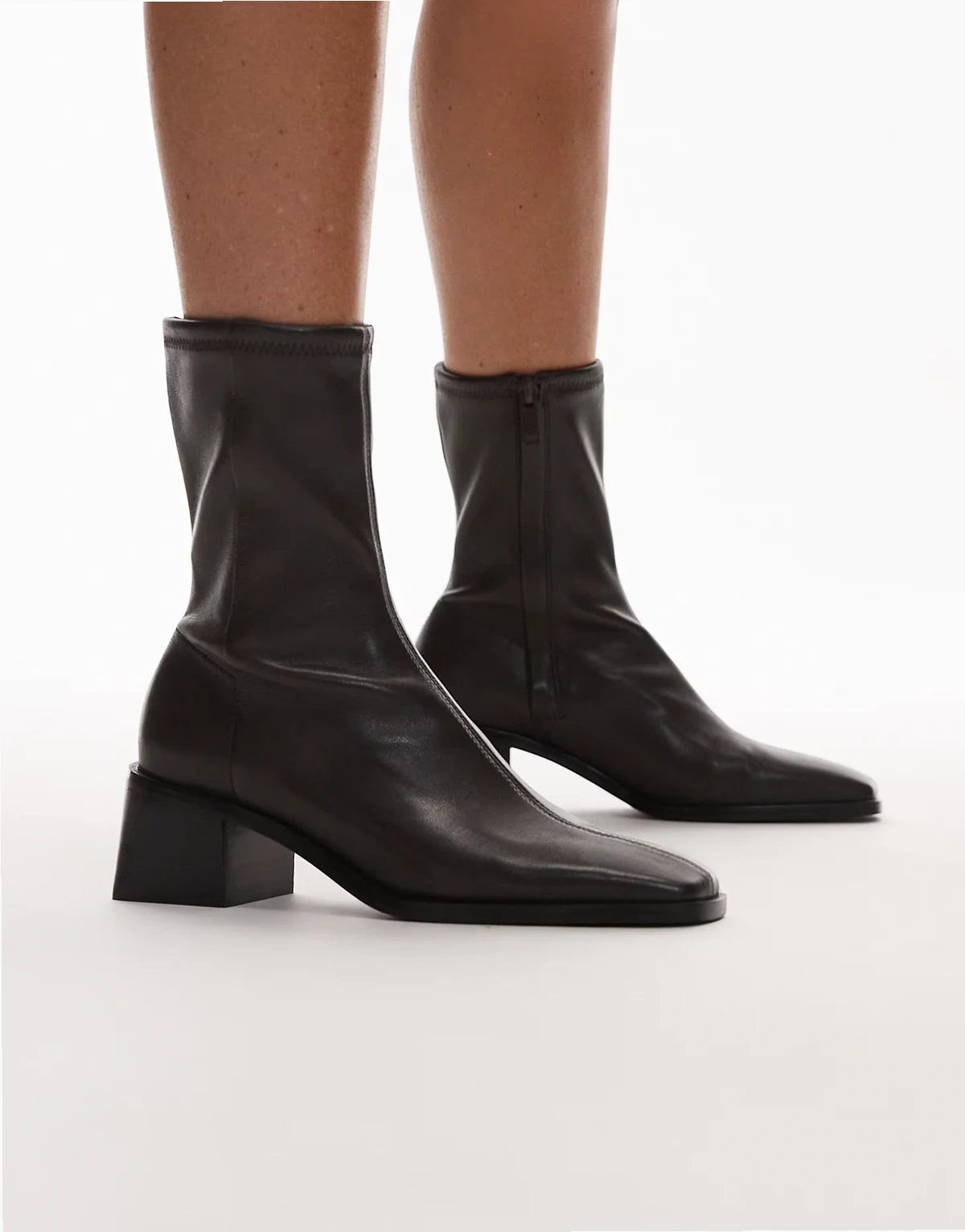 – Klobige Leder-Stiefeletten in Dunkelbraun mit Absatz
