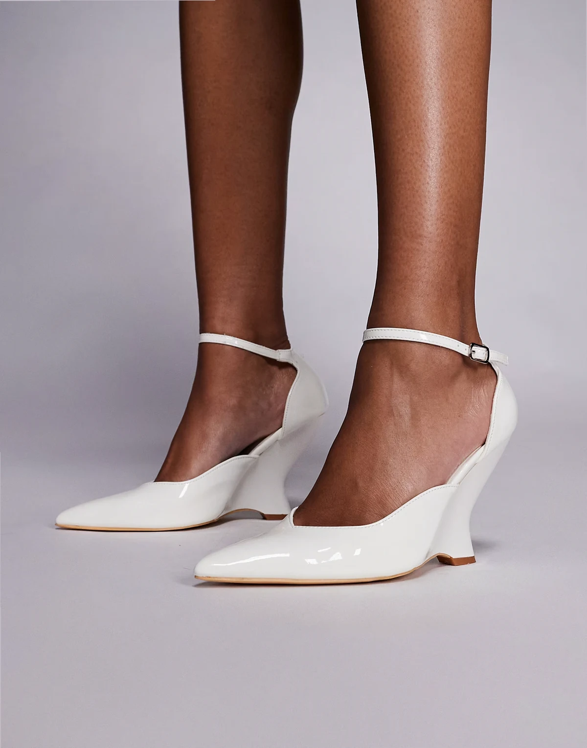 – Mannequin – Spitze Schuhe in weißer Lackoptik mit Keilabsatz