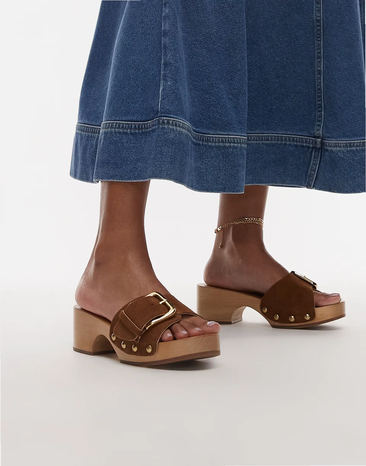 – Clogs in Braun mit Riemen aus echtem Wildleder, goldener Schnalle, Holzsohle und Absatz
