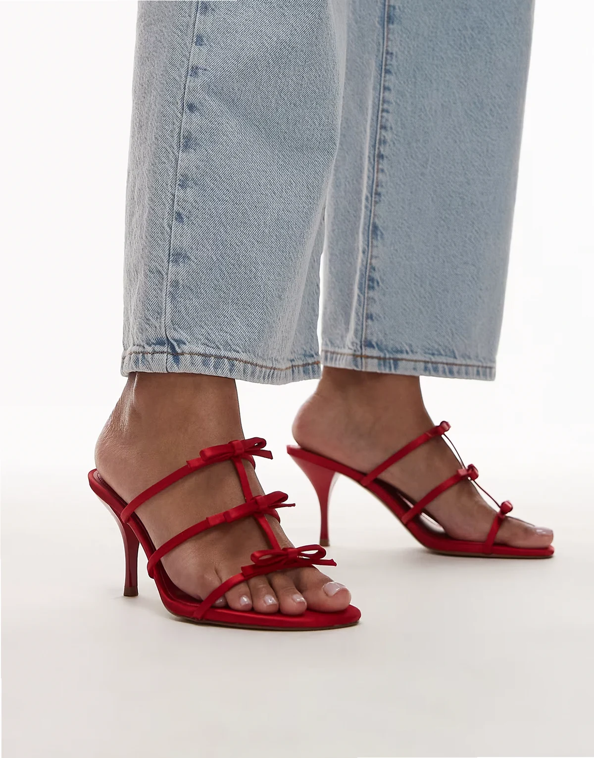 – Sandalen zum Hineinschlüpfen mit hohem Absatz und Schleifendetails