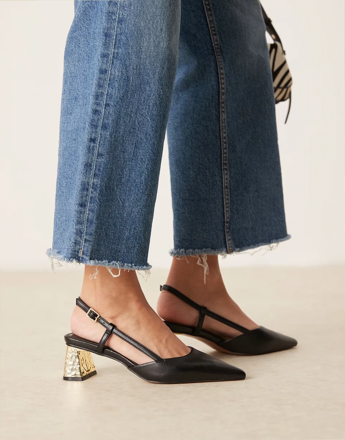 – Stylish – Czarne buty na średnim obcasie z paskiem za piętą