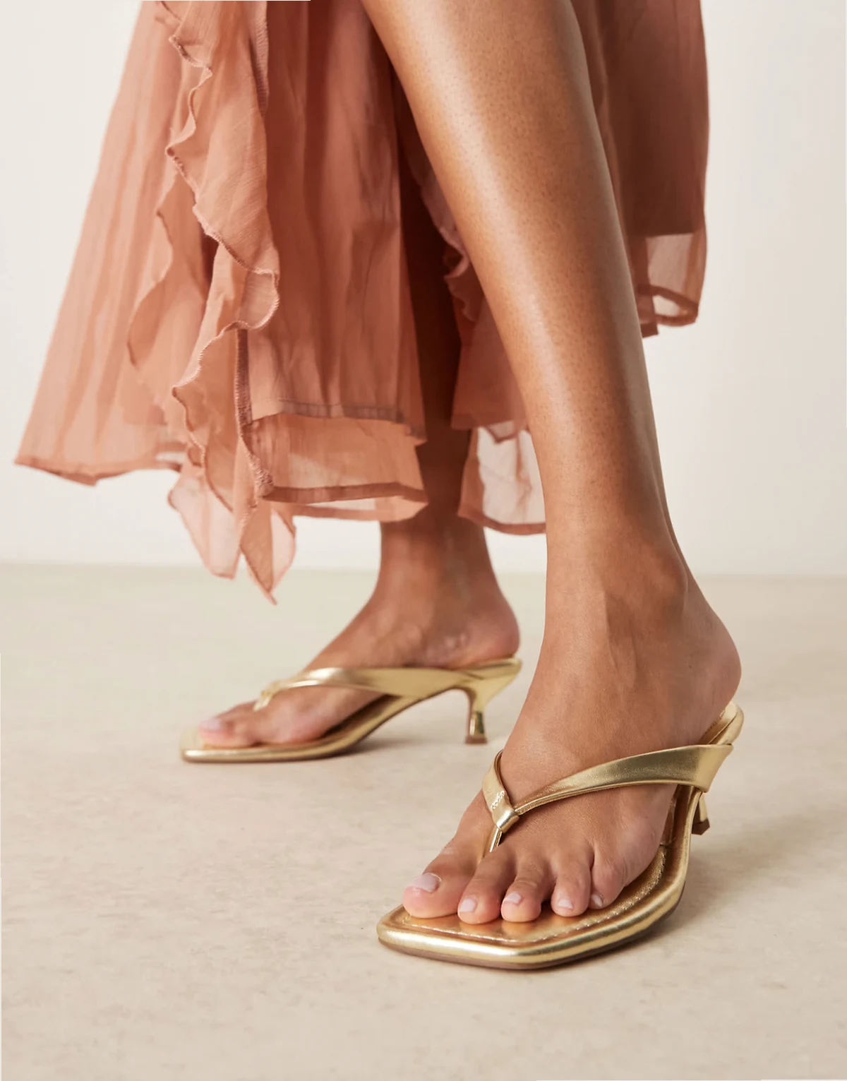 Wide Fit – Hawaii – Sandaletten in Gold mit Zehensteg und Kitten-Absatz, weite Passform