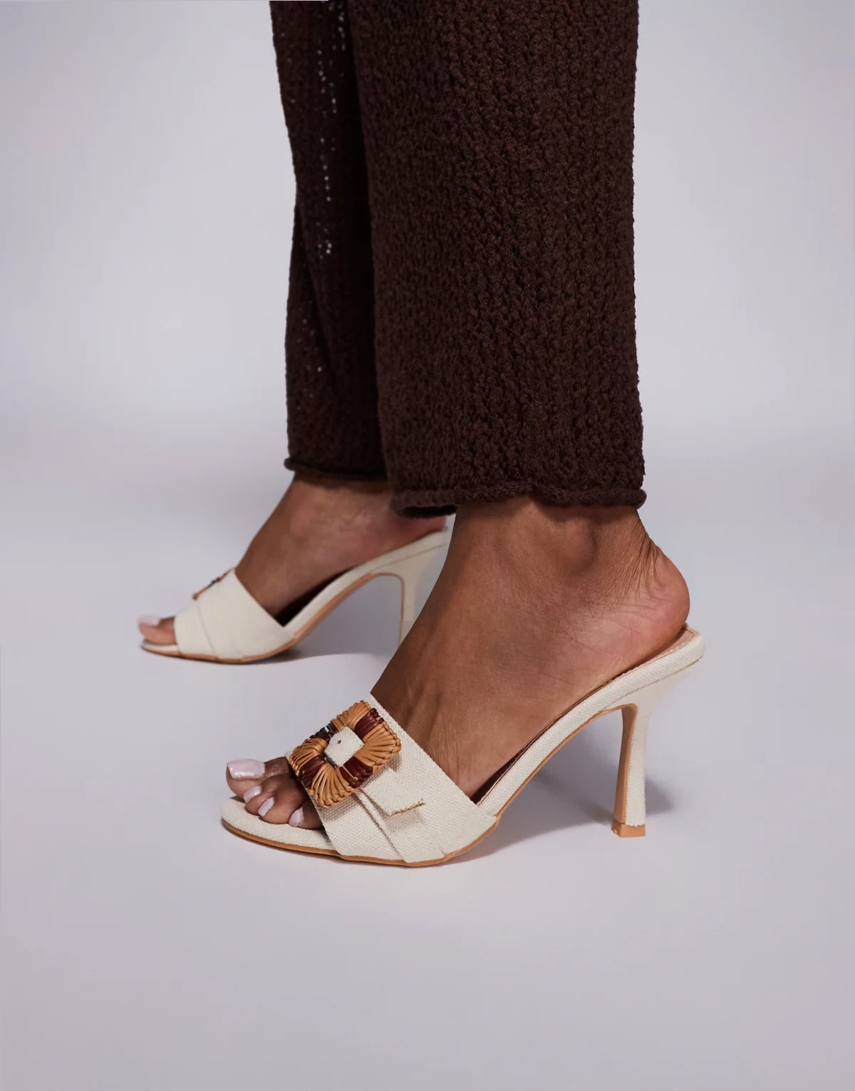 – Andria – Mules-Sandaletten in Creme mit mittelhohem Absatz und Schnalle