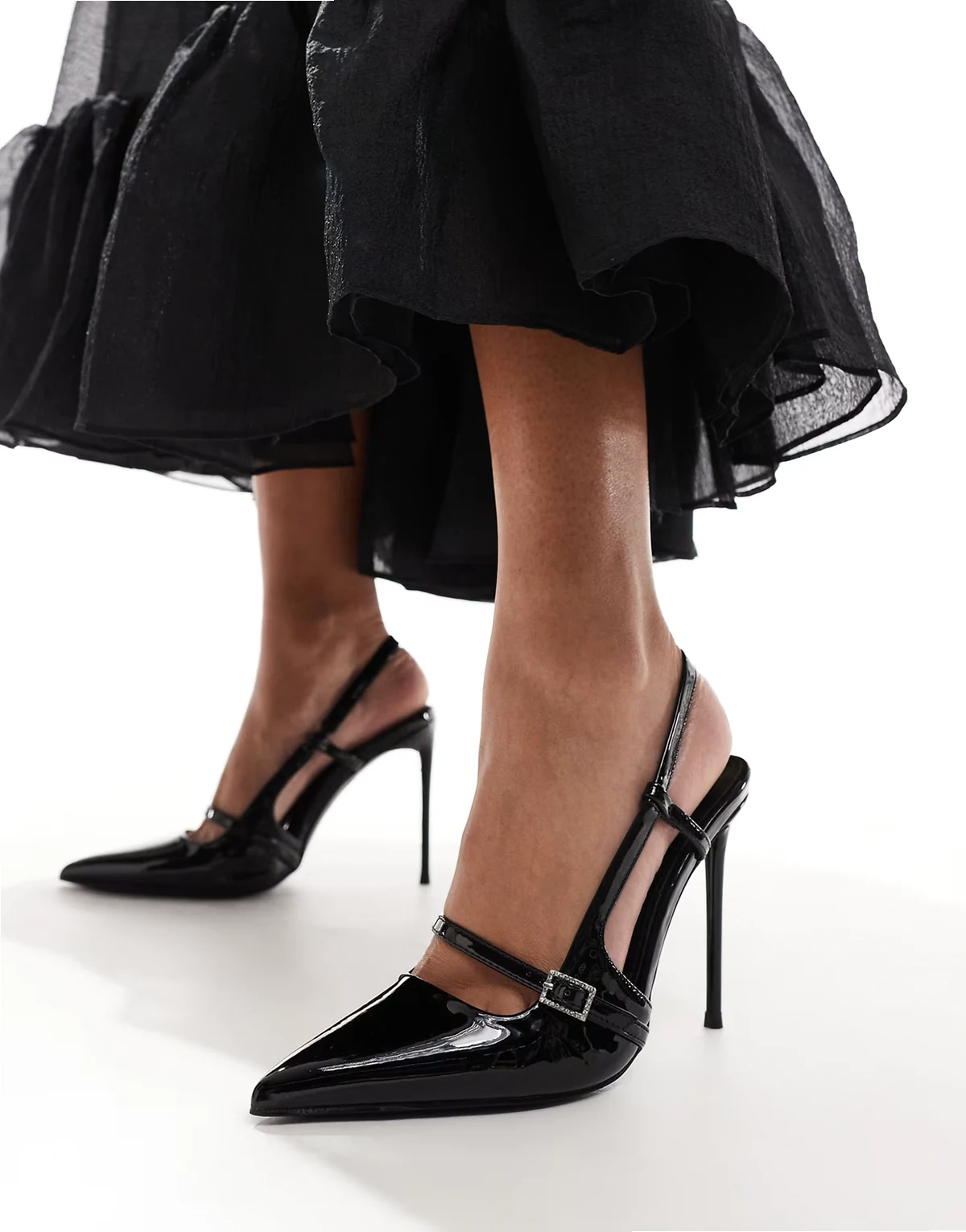 – Forget Me Not – Spitze Slingback-Schuhe in schwarzer Lackoptik mit Absatz