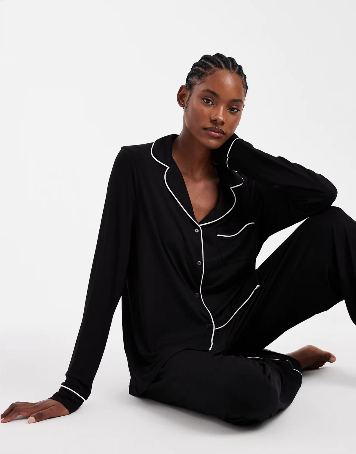 ASOS DESIGN Tall – Superweicher Pyjama aus langärmligem Hemd und Hose in Schwarz mit farblich abgesetzter Paspelierung