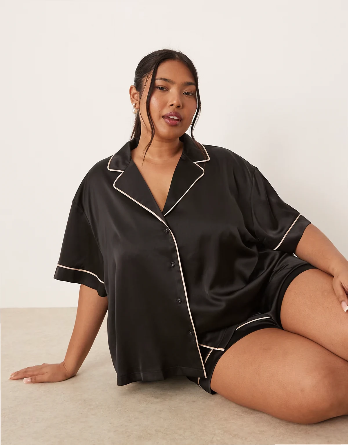 ASOS DESIGN Curve – Czarna satynowa piżama: koszula oversize z krótkimi rękawami i szorty