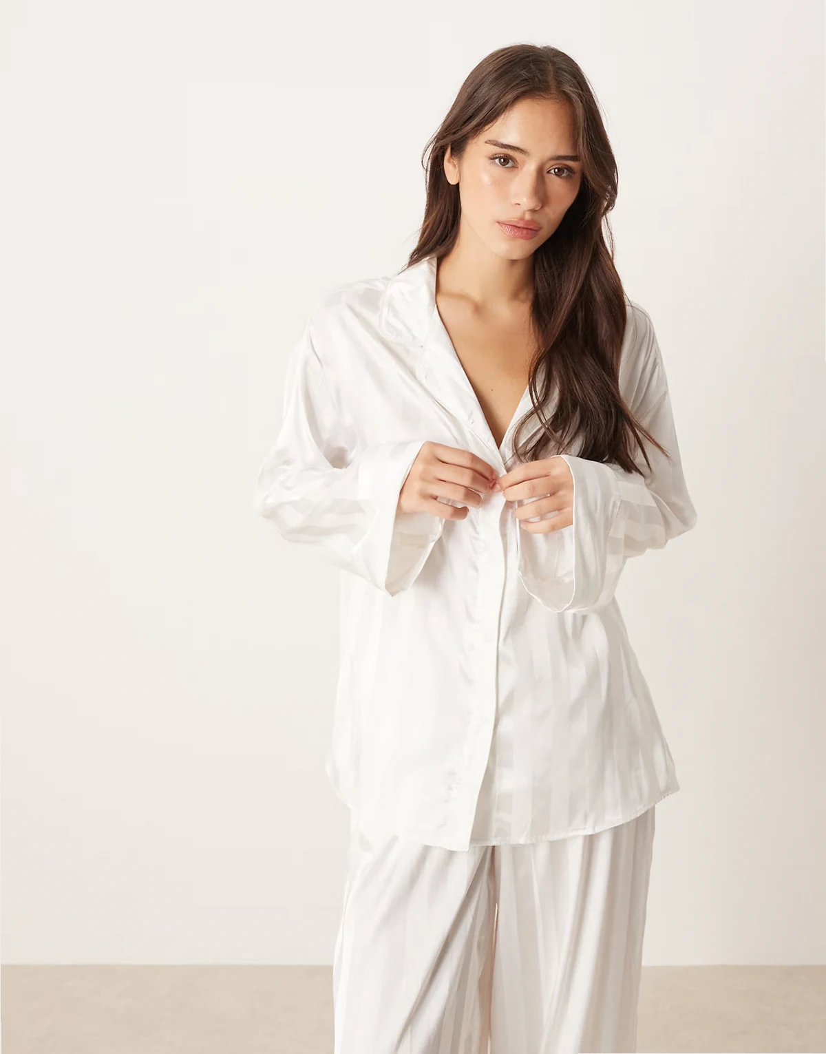 – Mix and Match – Pyjamaoberteil aus Satin in Weiß gestreift