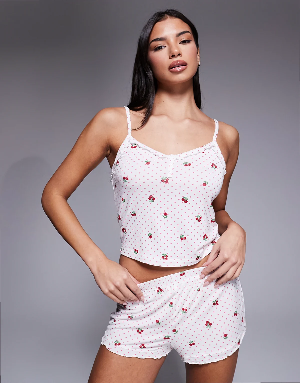 – Pyjama in Elfenbein mit Camisole und Shorts mit Rosenmuster