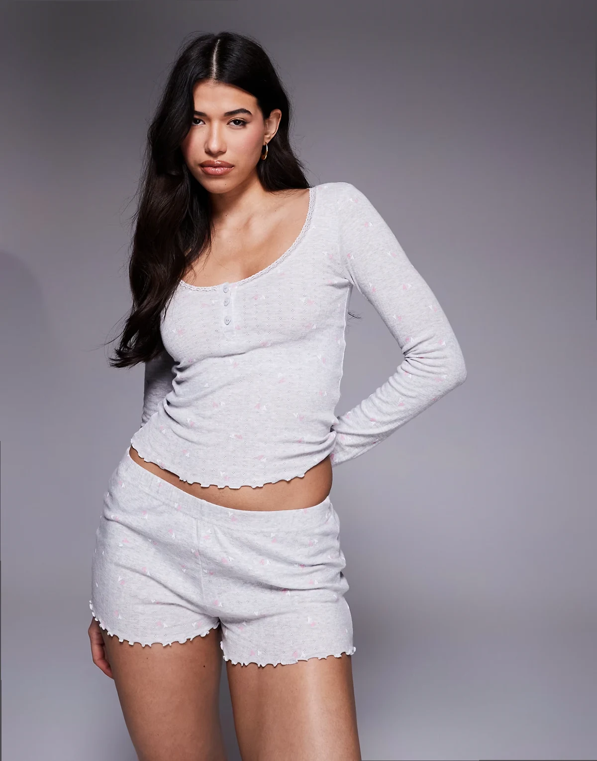 – Pyjama in meliertem Grau mit Herzchen-Lochmuster, bestehend aus langärmligem Oberteil und Shorts