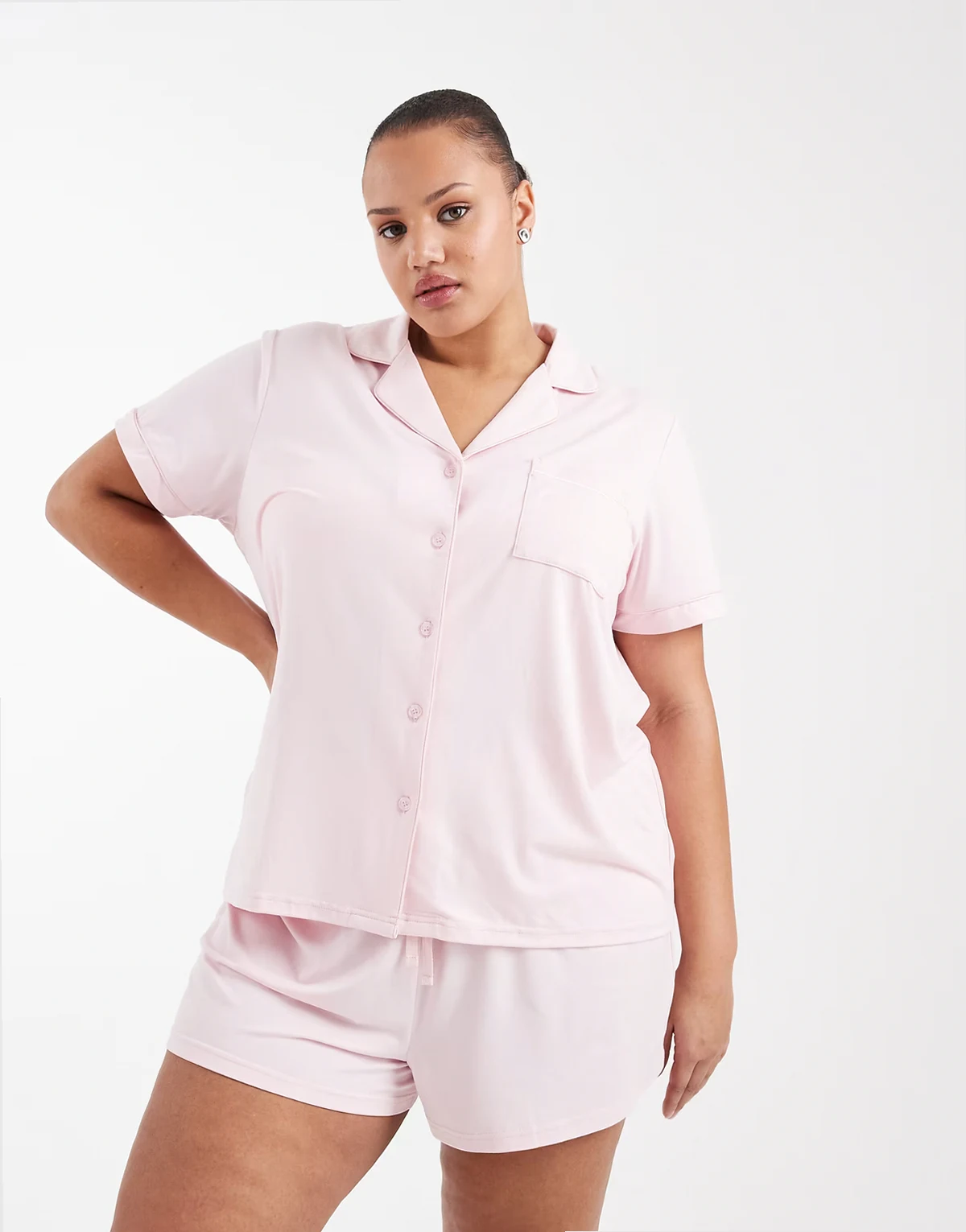– Bardzo miękki dżersejowy zestaw w kolorze zgaszonego różu: koszula z krótkimi rękawami i szorty