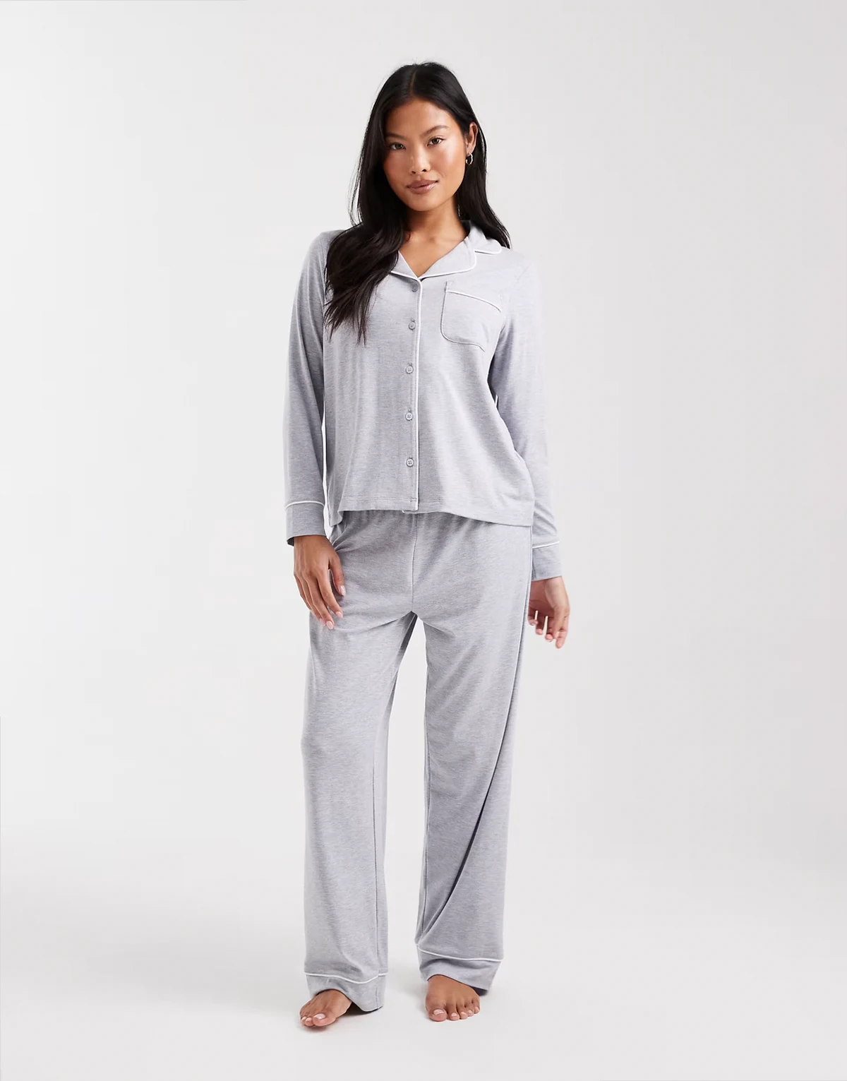 ASOS DESIGN Petite – Superweicher Pyjama aus langärmligem Hemd und Hose in Grau mit farblich abgesetzter Paspelierung