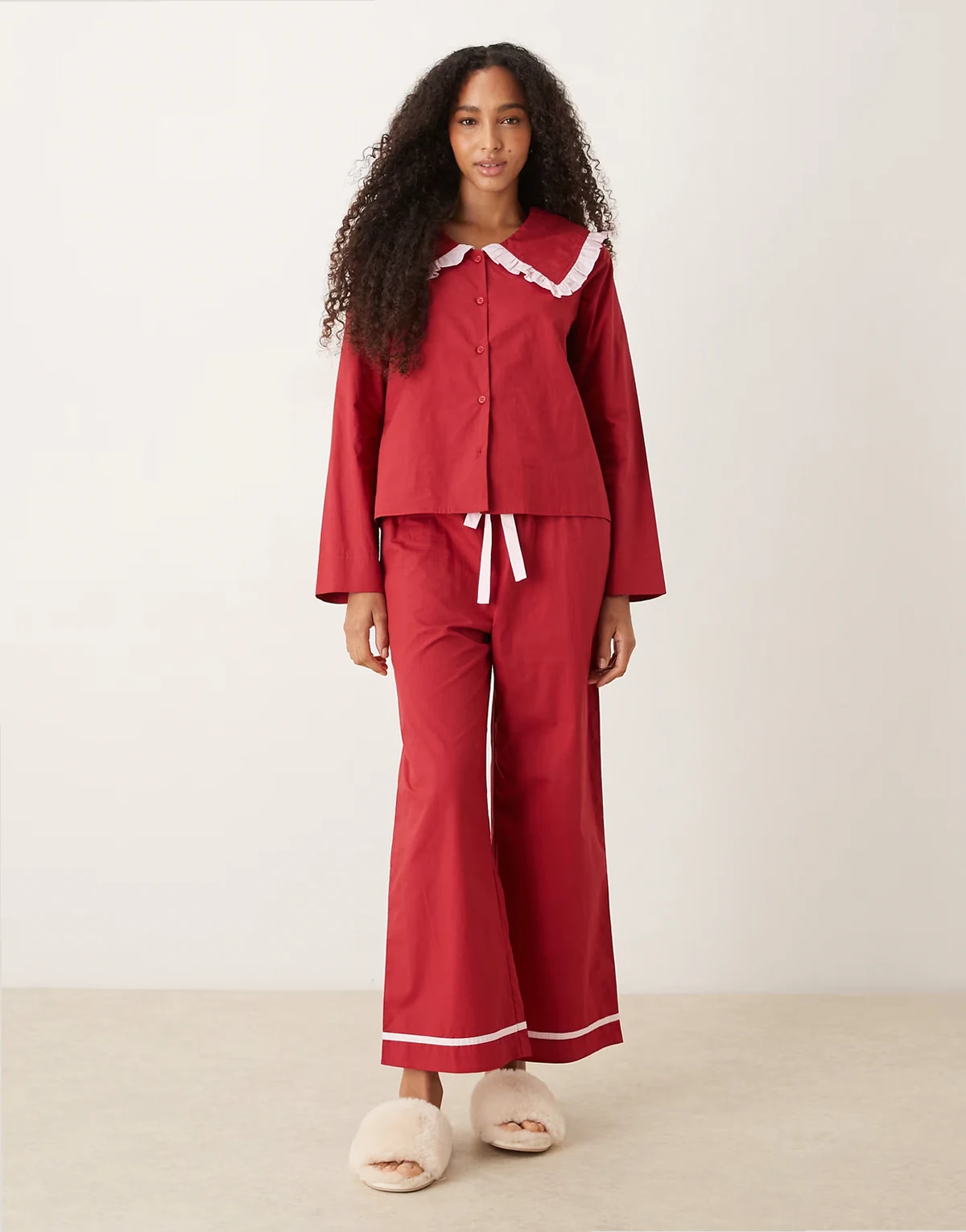 – Gerüschtes Pyjamahemd und Hose in Rot mit Kontrastdetails in Rosa