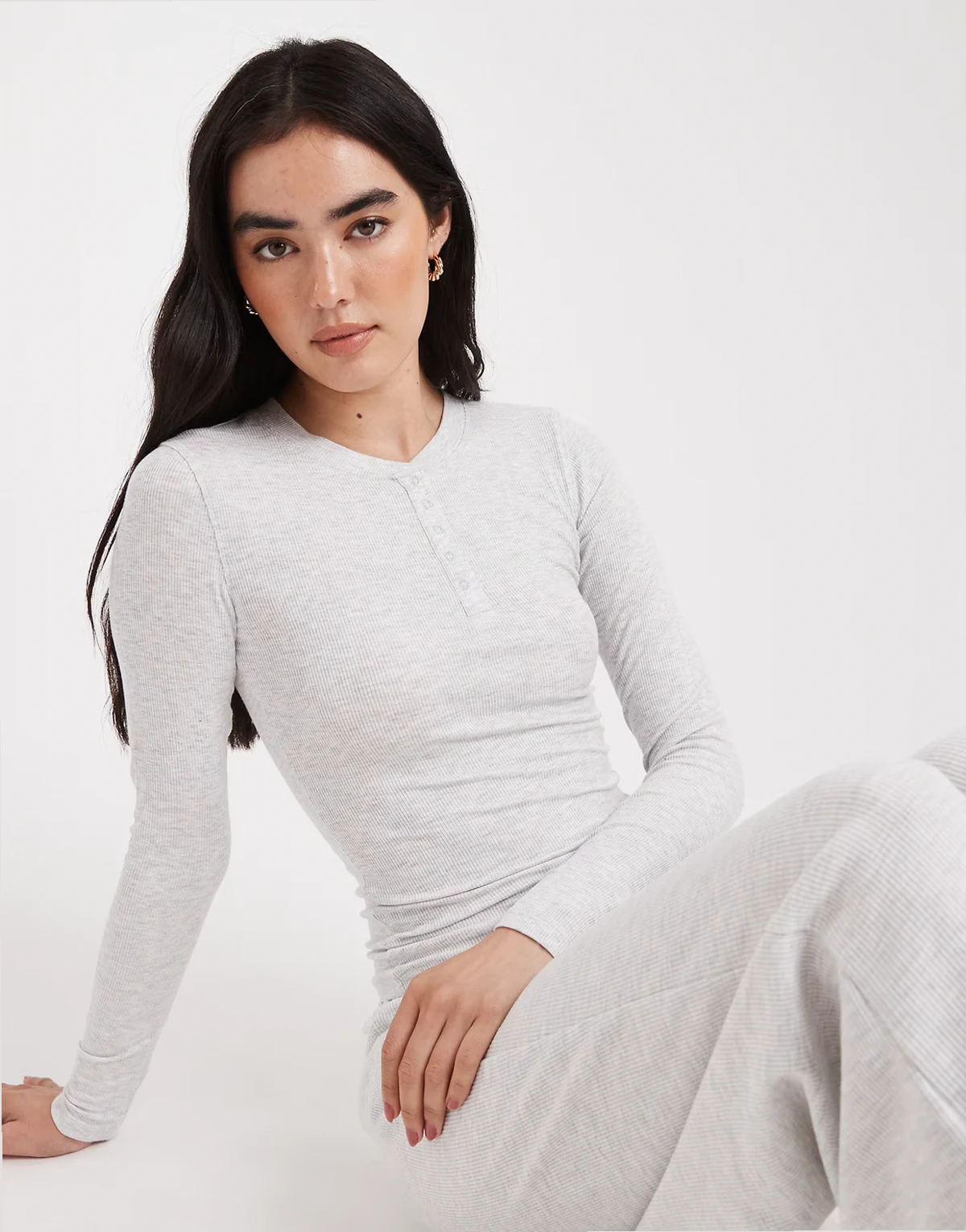 – Sleep Recovery – Jasnoszary melanżowy top henley z długim rękawem, część zestawu