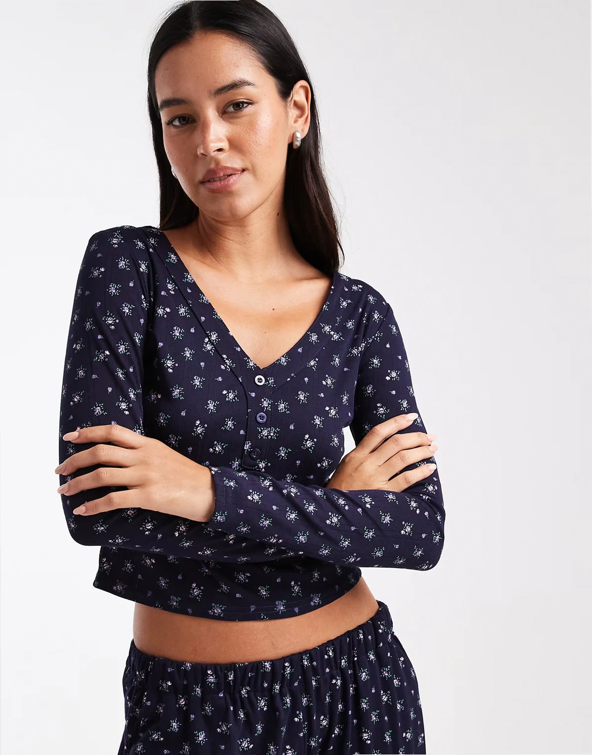 – Prążkowana zapinana na guziki góra od piżamy ze wzorem w drobne kwiaty