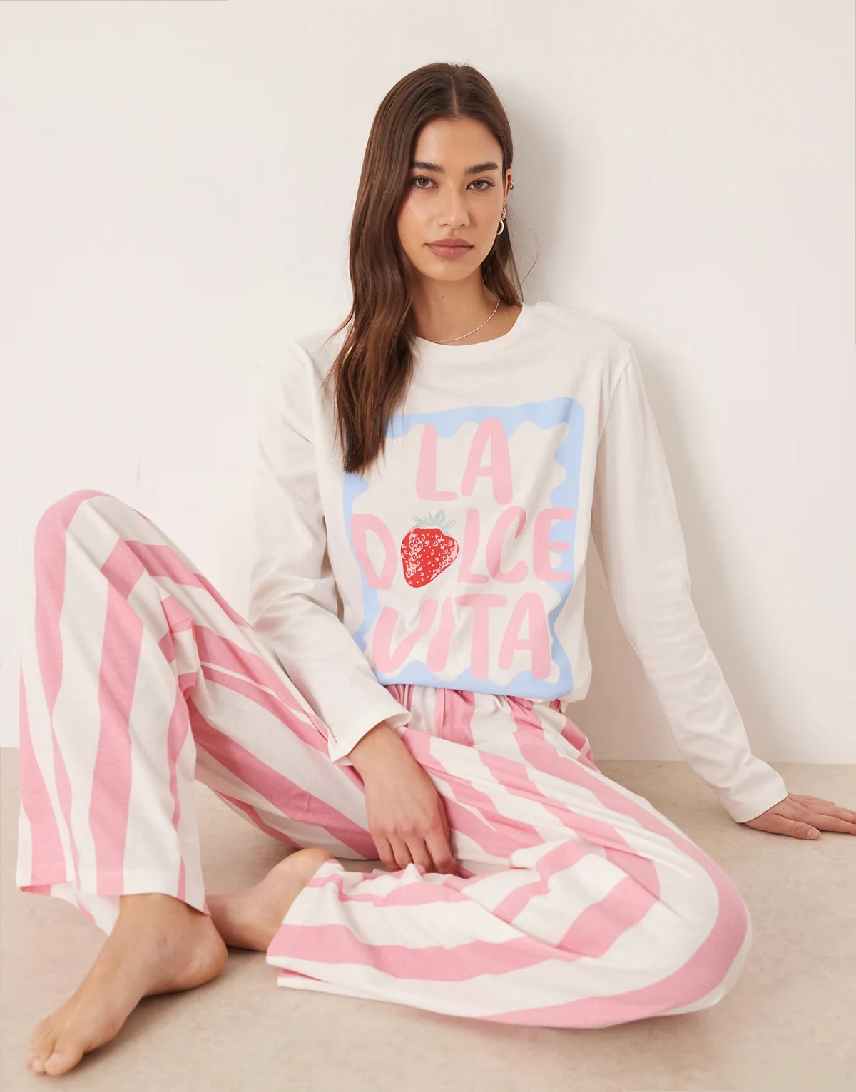 – Piżama z T-shirtem z długimi rękawami i napisem Dolce Vita i spodniami oversize