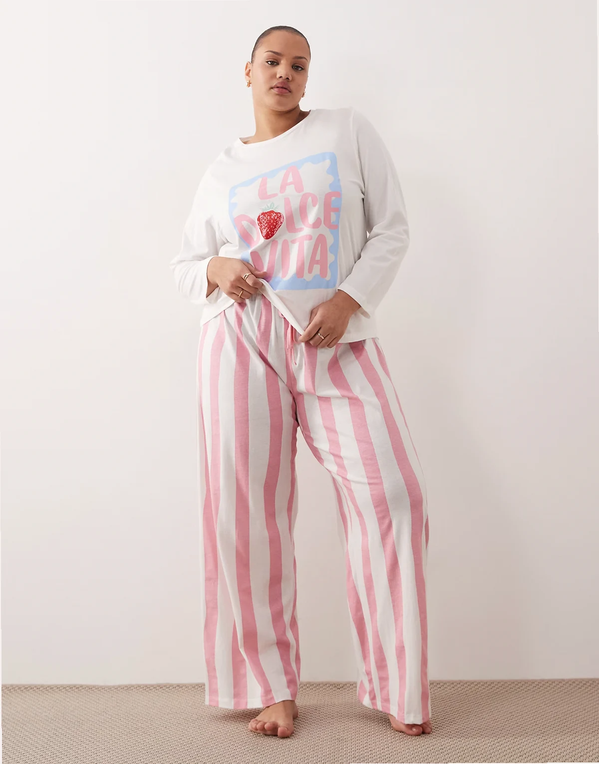 ASOS DESIGN Curve – Piżama z T-shirtem z długimi rękawami i napisem Dolce Vita i spodniami oversize