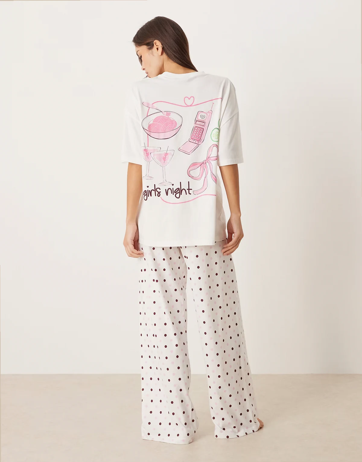 – Piżama z dżerseju z T-shirtem oversize z grafiką z motywem „girls night” oraz spodniami w paski z szerokimi nogawkami