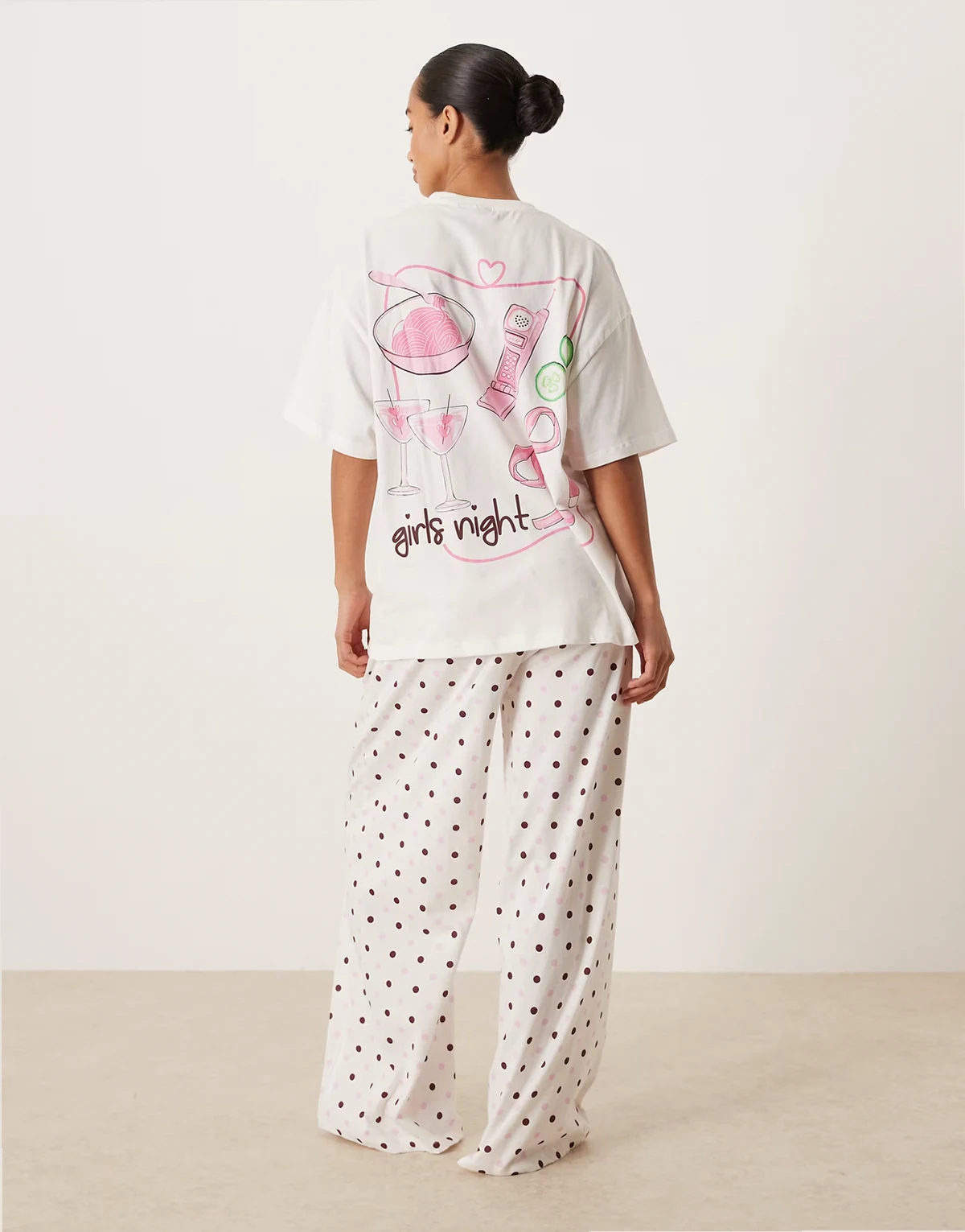 ASOS DESIGN Petite – Pyjama mit Oversize-T-Shirt mit „Girls Night“-Motivprint und weit geschnittener Hose
