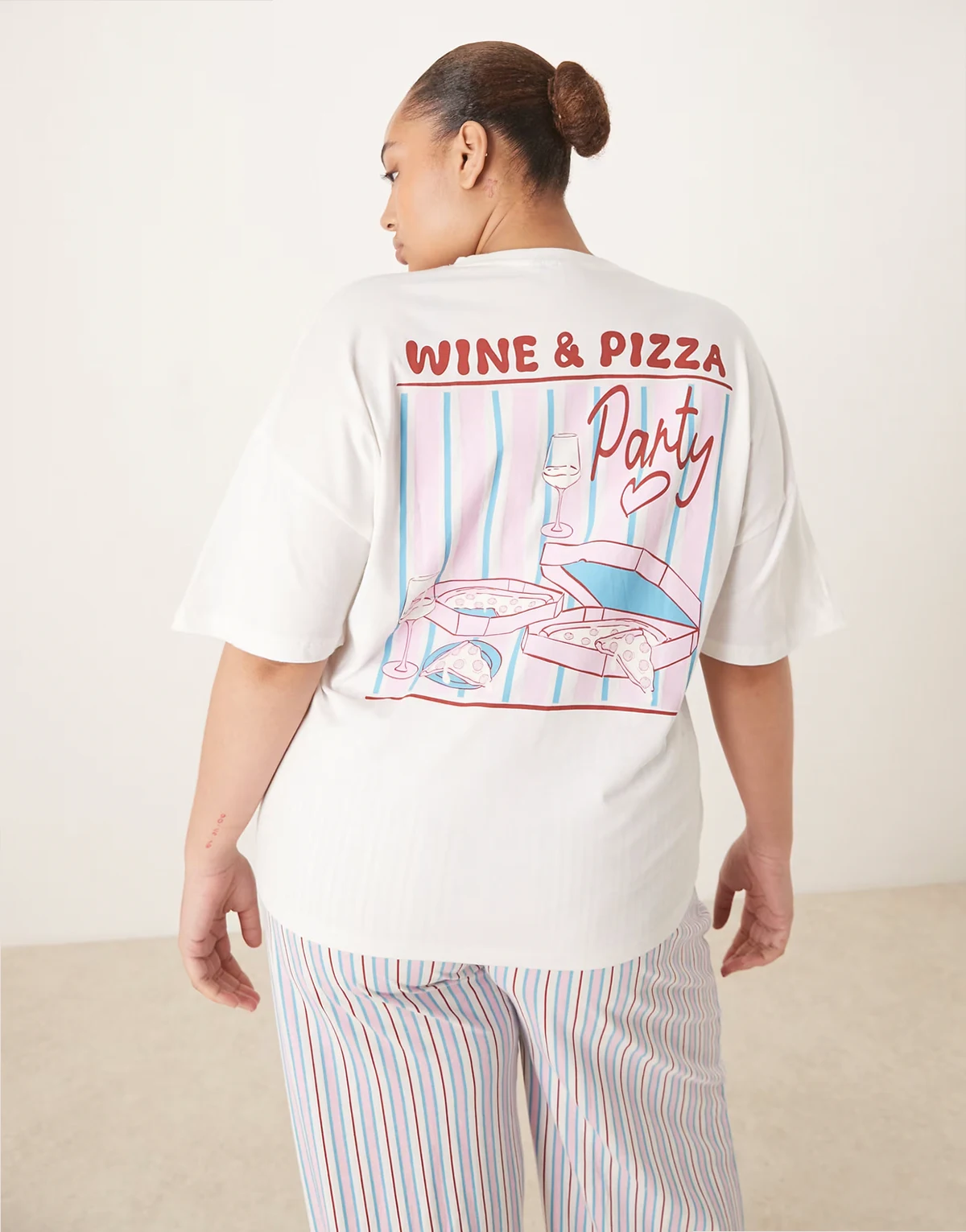 ASOS DESIGN Curve – Piżama z dżerseju z T-shirtem oversize z grafiką z pizzą i winem oraz spodniami w paski z szerokimi nogawkami