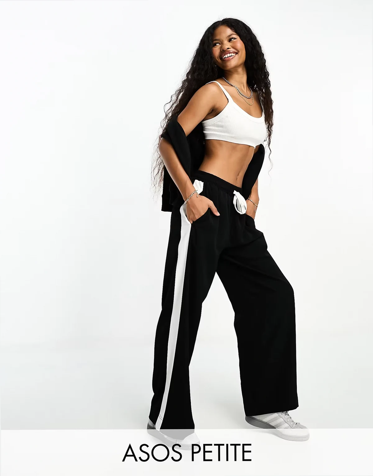 ASOS DESIGN Petite – Schlupfhose in Schwarz mit Kontrastbahn