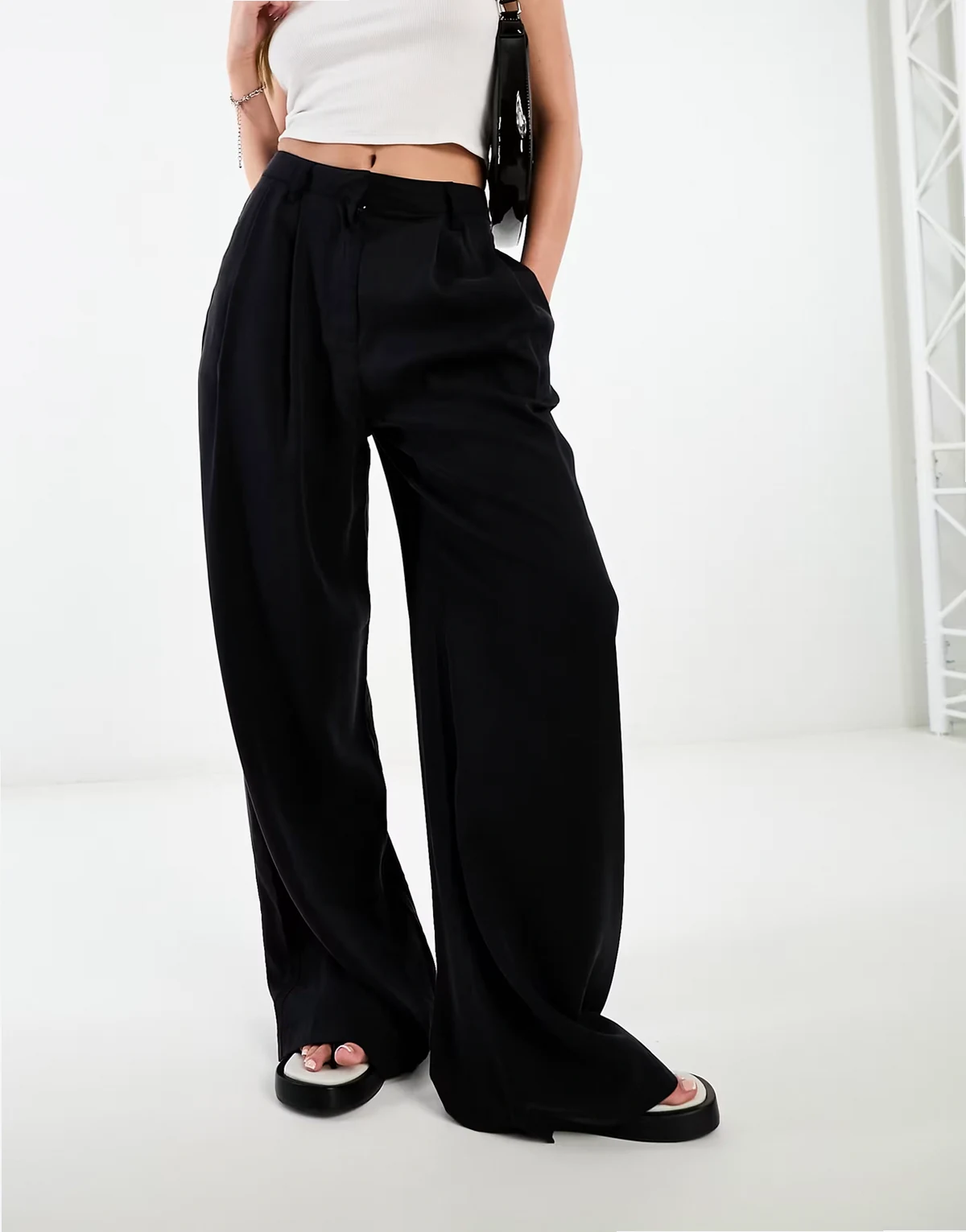 – Legere Hose in Schwarz mit weitem Bein