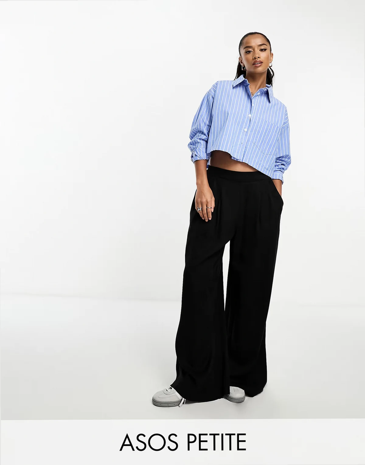 ASOS DESIGN Petite – Hose in Schwarz mit weitem Bein und glatter Vorderseite