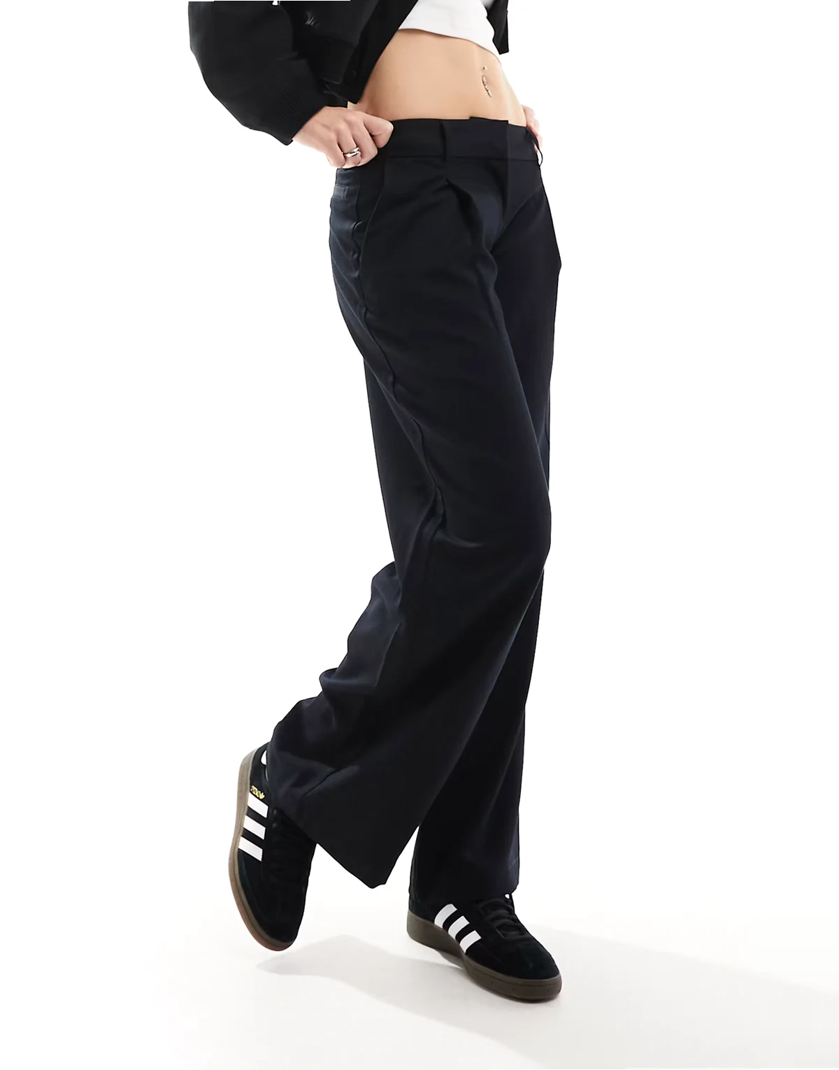 – Elegante Hose in Schwarz mit weitem Bein und niedriger Taille