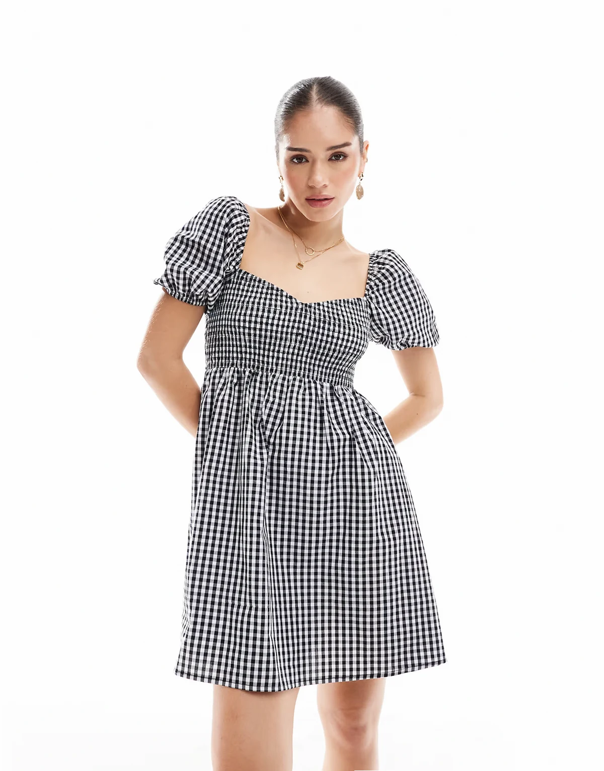 – Exklusiv – Kurzes Strandkleid mit Puffärmeln und schwarz-weißen Vichy-Karos