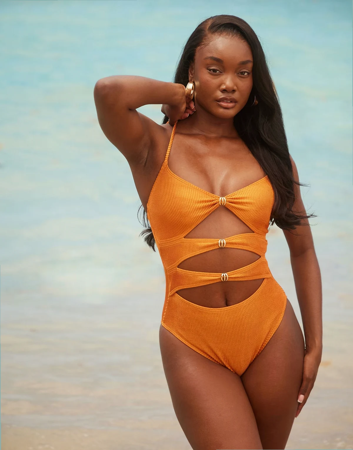 – Badeanzug in Kupfer mit Knitterstruktur, Cut-out und goldfarbenen Metalldetails