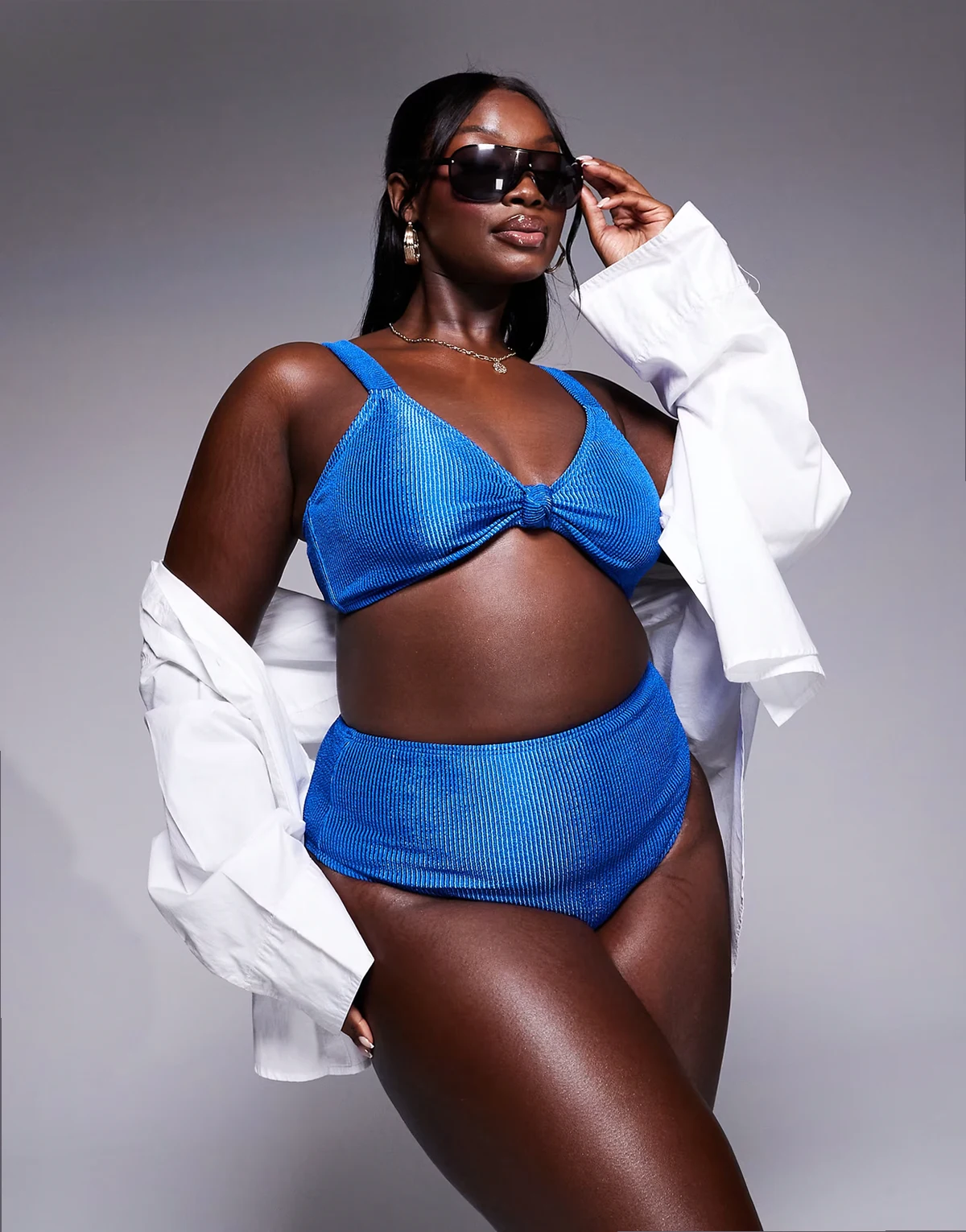 – Marszczona niebieska góra od bikini z ozdobnym węzłem