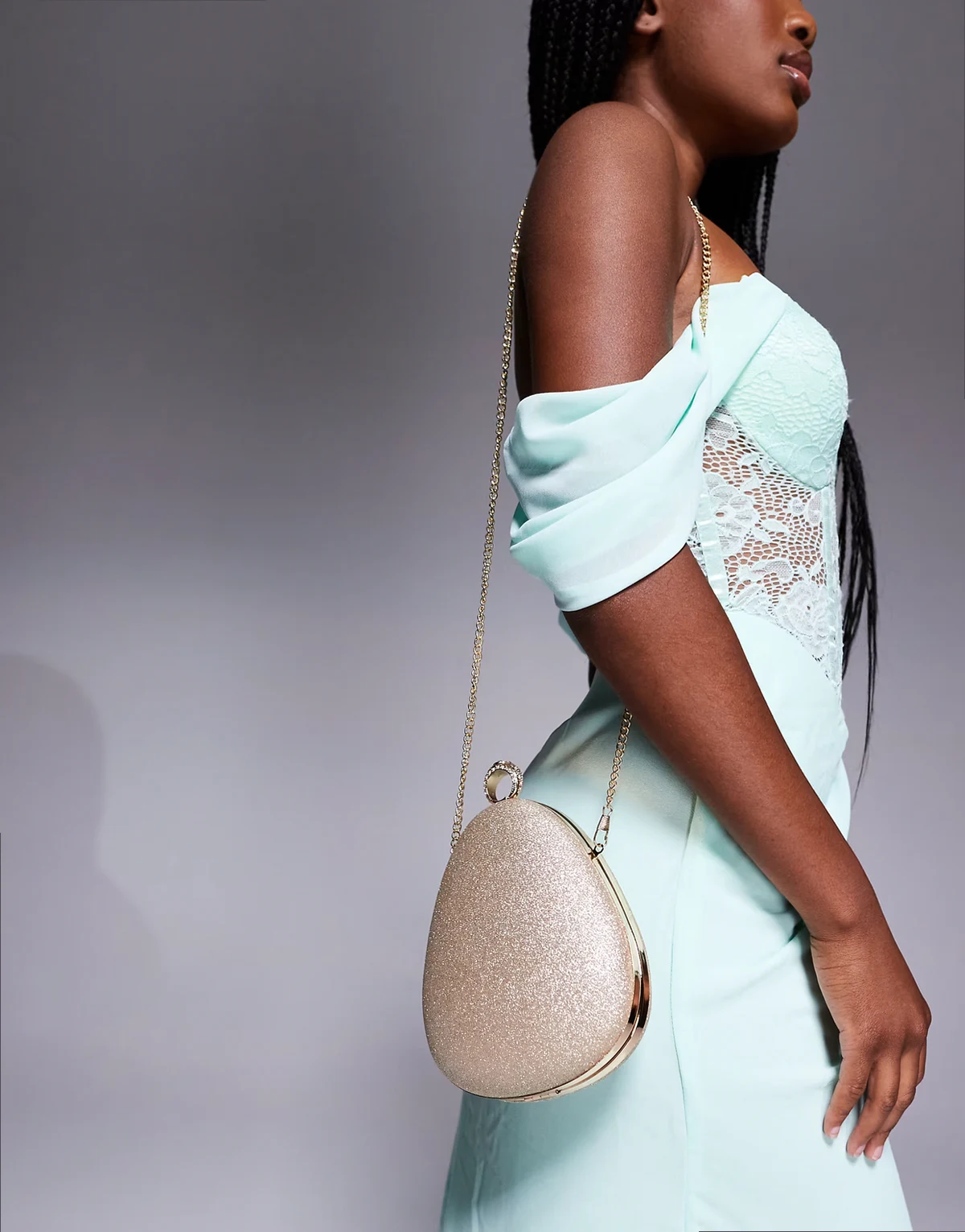 – Hartschalen-Clutch in Glitzer-Goldoptik mit Tragekette
