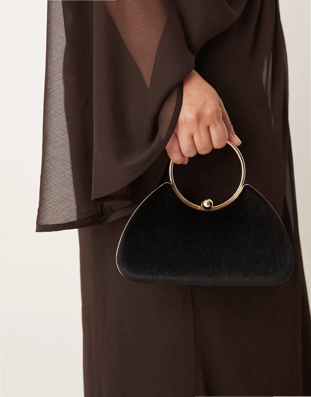 – Samt-Clutch in Schwarz und Gold mit abnehmbarem Schulterriemen