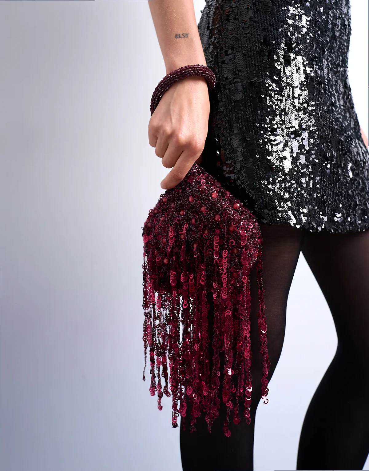 – Giana – Bordowa torebka do ręki z cekinami i frędzlami