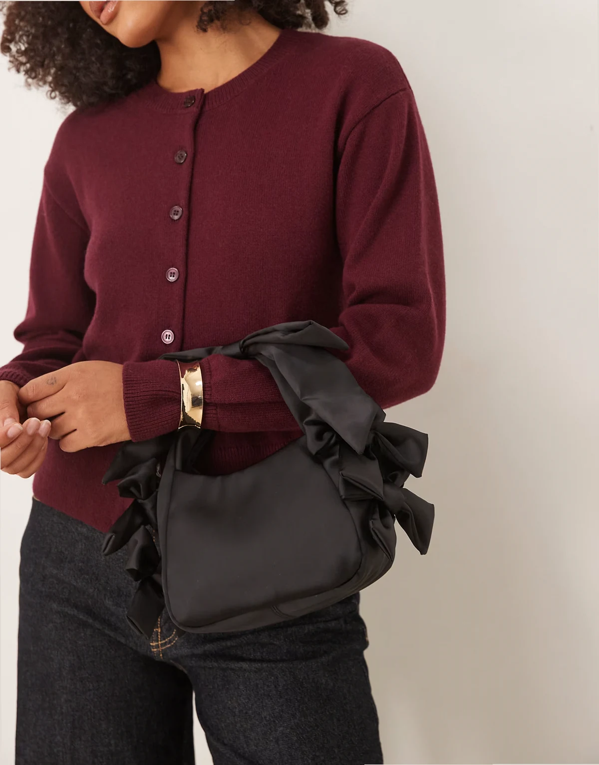 – Satin-Clutch in Schwarz mit Henkel und Schleifendetail