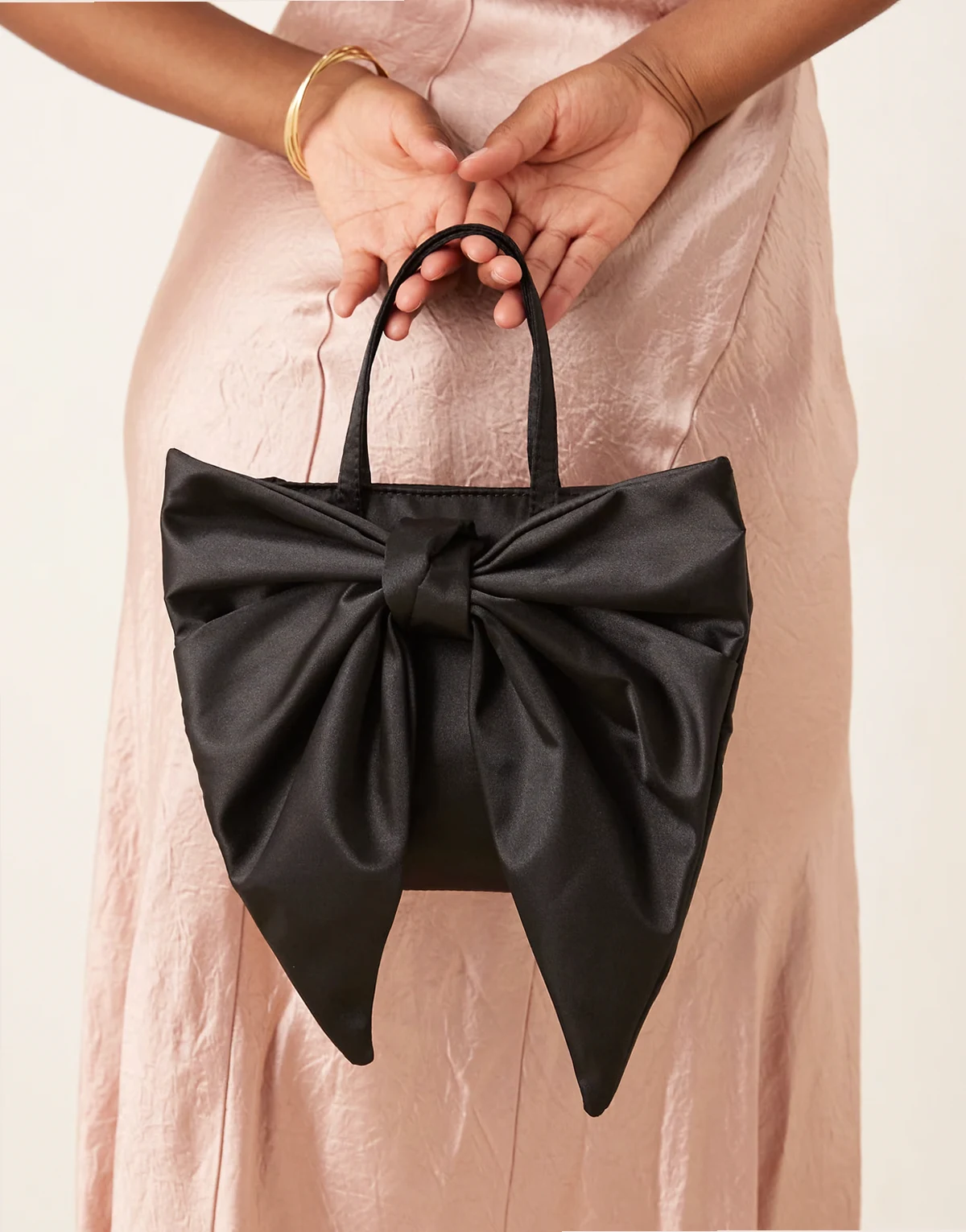 – Satin-Tasche in Schwarz mit Schleifendetail