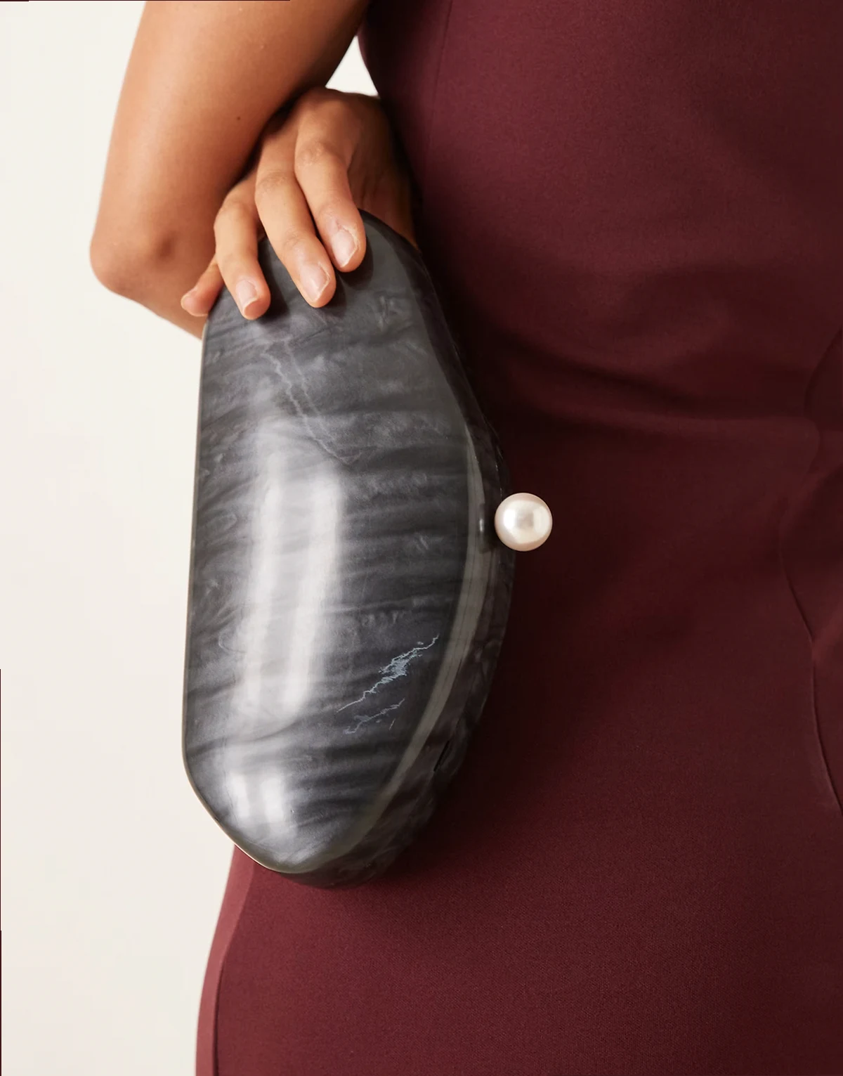 – Clutch aus Kunstharz in Schwarz mit Solitär-Schmuckperle